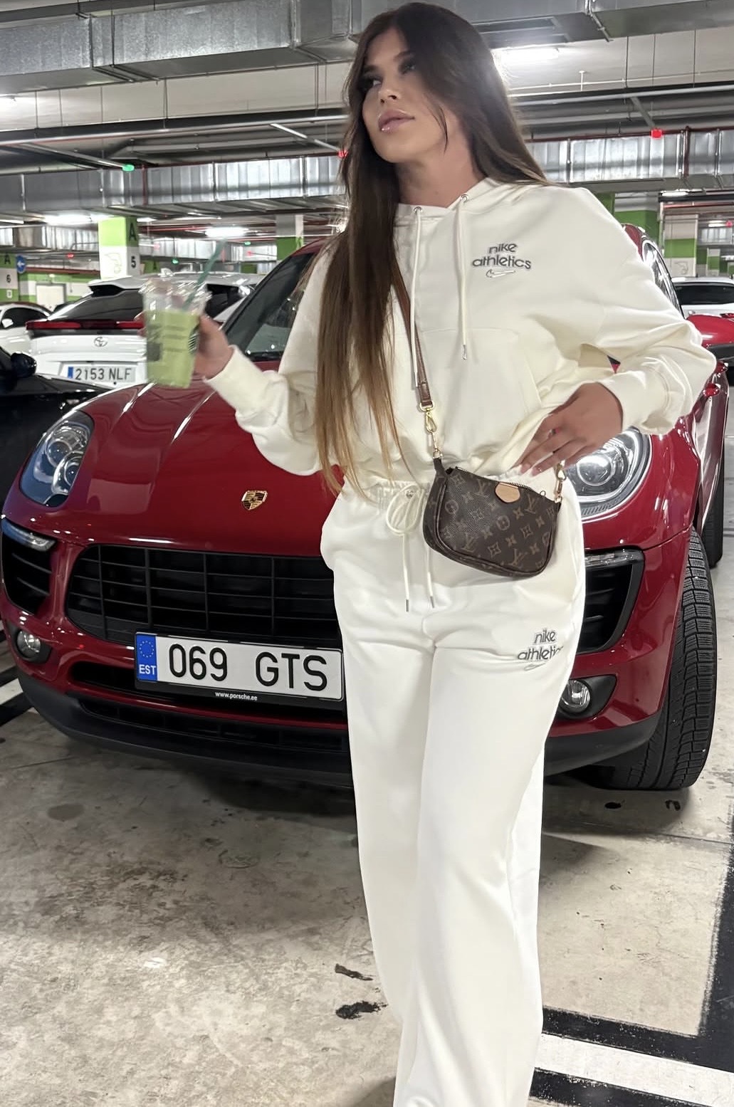 Lidia Potra junto a un coche